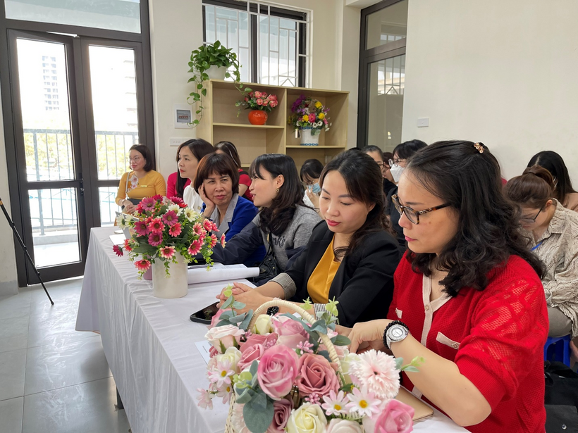 A group of women sitting at a table with flowers

Description automatically generated with medium confidence