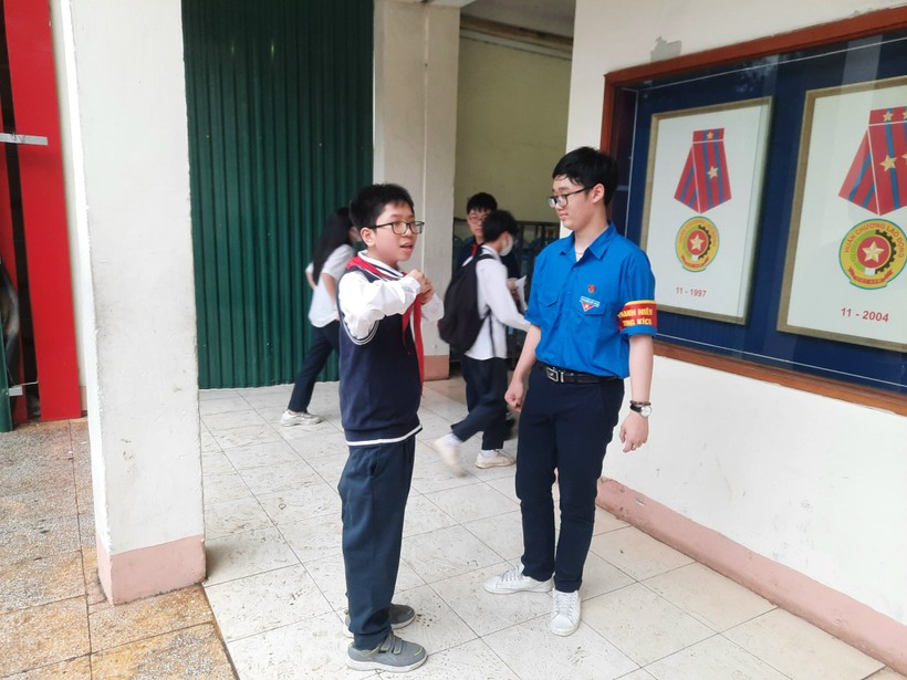 Phạm Nhật Lâm, lớp 9A1 (áo xanh) vinh dự đạt giải thưởng Kim Đồng.