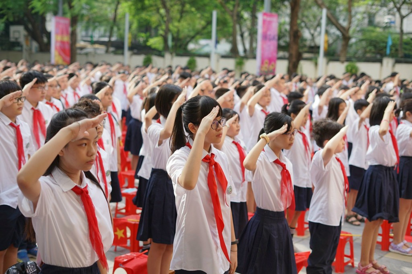 Học sinh trường THCS Hoàng Hoa Thám trong ngày khai giảng