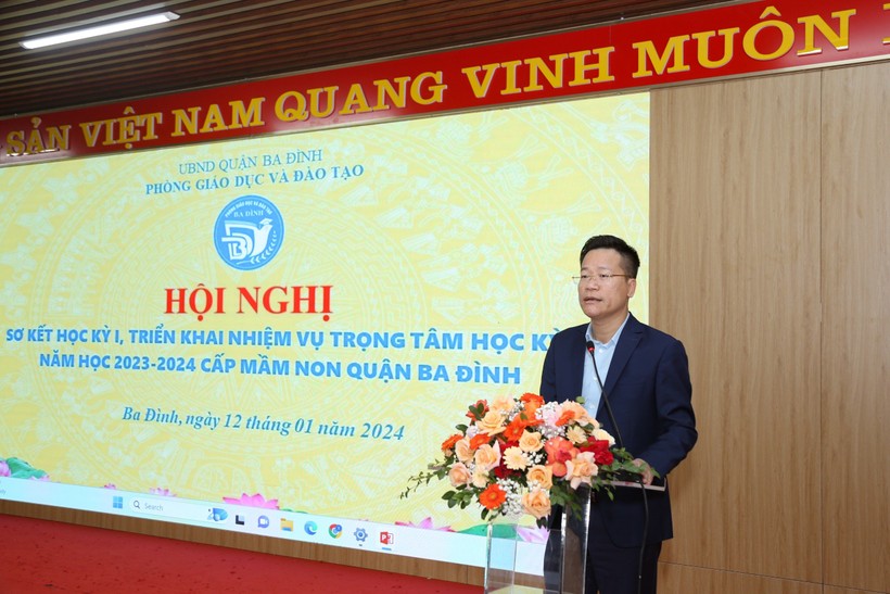 Ông Lê Đức Thuận, Trưởng phòng GD&amp;ĐT quận Ba Đình phát biểu tại hội nghị.