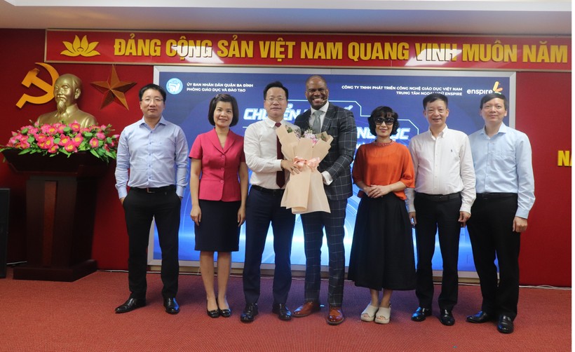 TS Lê Đức Thuận (thứ 3 từ trái sang) tặng hoa TS Michael Conner, chuyên gia giáo dục Hoa Kỳ và chụp ảnh với đại biểu, chuyên gia công nghệ giáo dục.