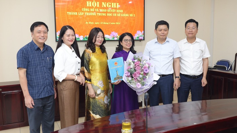 Chủ tịch UBND quận Ba Đình - Tạ Nam Chiến (thứ 2 từ phải sang) trao quyết định, bổ nhiệm và chúc mừng tân Hiệu trưởng Trường THCS Giảng Võ 2.
