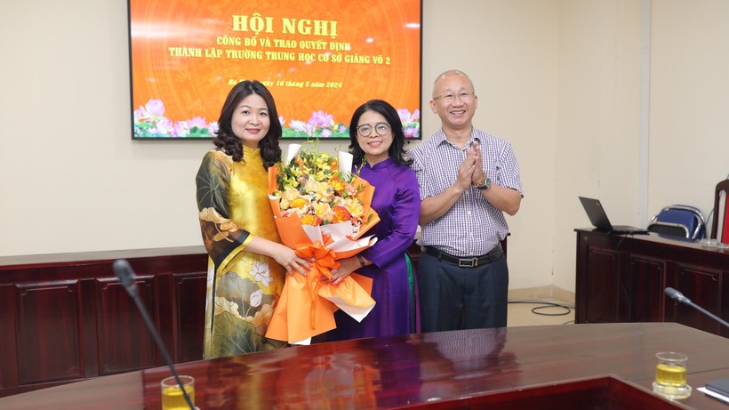 Tân Hiệu trưởng Trường THCS Giảng Võ 2 - nhà giáo Phạm Thị Hương Giang (áo dài tím).