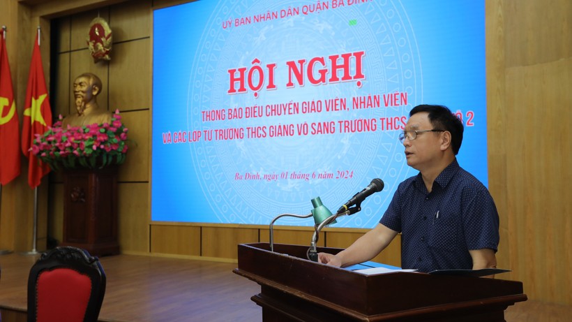 Ông Nguyễn Mạnh Cường - Trưởng phòng Nội vụ quận Ba Đình thông báo điều chuyển giáo viên, các lớp tại hội nghị.