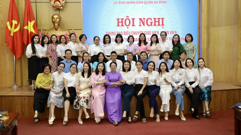 Nhà giáo Phạm Thị Hương Giang (áo dài tím, hàng trên) chụp ảnh cùng giáo viên Trường THCS Giảng Võ 2.